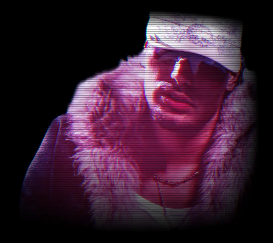 7TY con chaqueta de pelo, gafas de sol y colgante de estrella